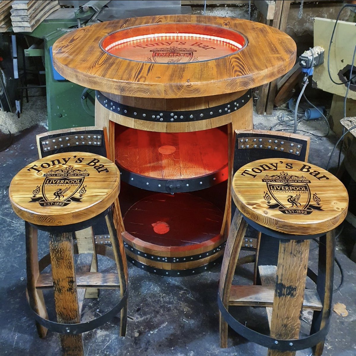 bespokebarrels1's tweet photo. Another top of the range #barrelcabinet with table top glass insert, led lights &amp; very cool #barrelstavestools . #homebarsofinstagram #barreltable #barrelbar #homebar #mancave #pubshed #barrelfurniture #barrelstools #handcraftedstools #personalisedbarrels #handmade #barsheds https://t.co/0wS0p6bRKw