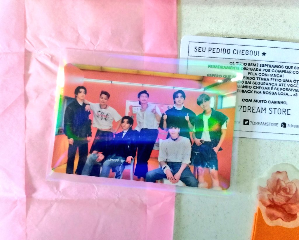 barmycollector's tweet photo. feedback positivo pra @7DREAMST0RE ✨

sleeves holográficos bonitinhos amei os adesivos também 🤲 https://t.co/UQSL9XKuEQ