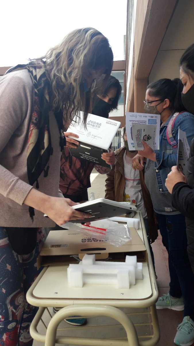 DTE_BA's tweet photo. En la EEST 3 de #Avellaneda, los ministros @jaimeperczyk y @jorgeferraresi, la Subsecretaria de @BAeducacion @ClaudiaBracchi1 y el intendente @AleChornobroff entregaron netbooks para estudiantes de 1° año. La @DTE_Region2 trabajó y acompañó estas acciones en las escuelas💻 https://t.co/ncPfs3PM2F