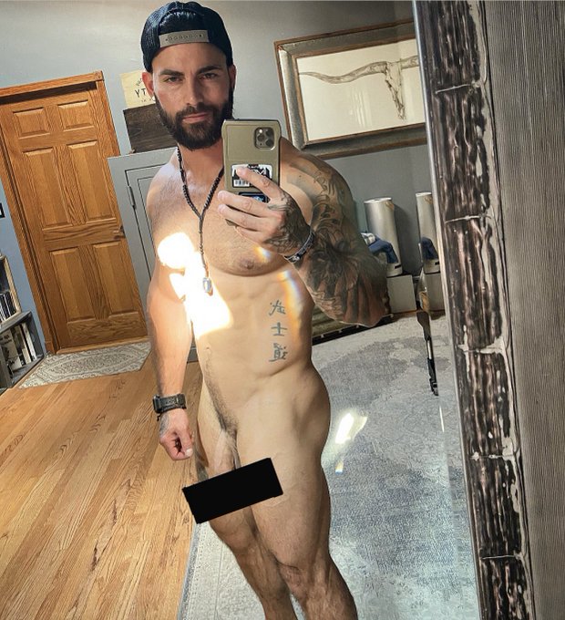 Walking around the house naked  full pic https://t.co/rzaiC9BSdq https://t.co/gQE93Xvg7v