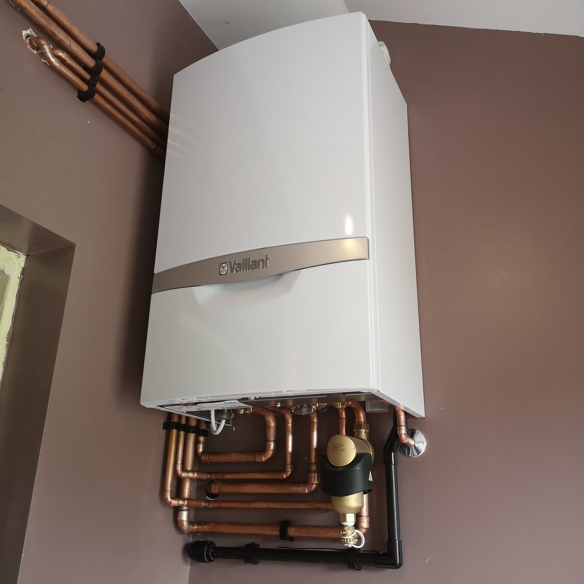 WilliamJsisson's tweet photo. Nice back boiler out combi in this week #vaillant #ecotec #sensohome #pipesinlines @DonJonGraham https://t.co/fwgPETsMoJ