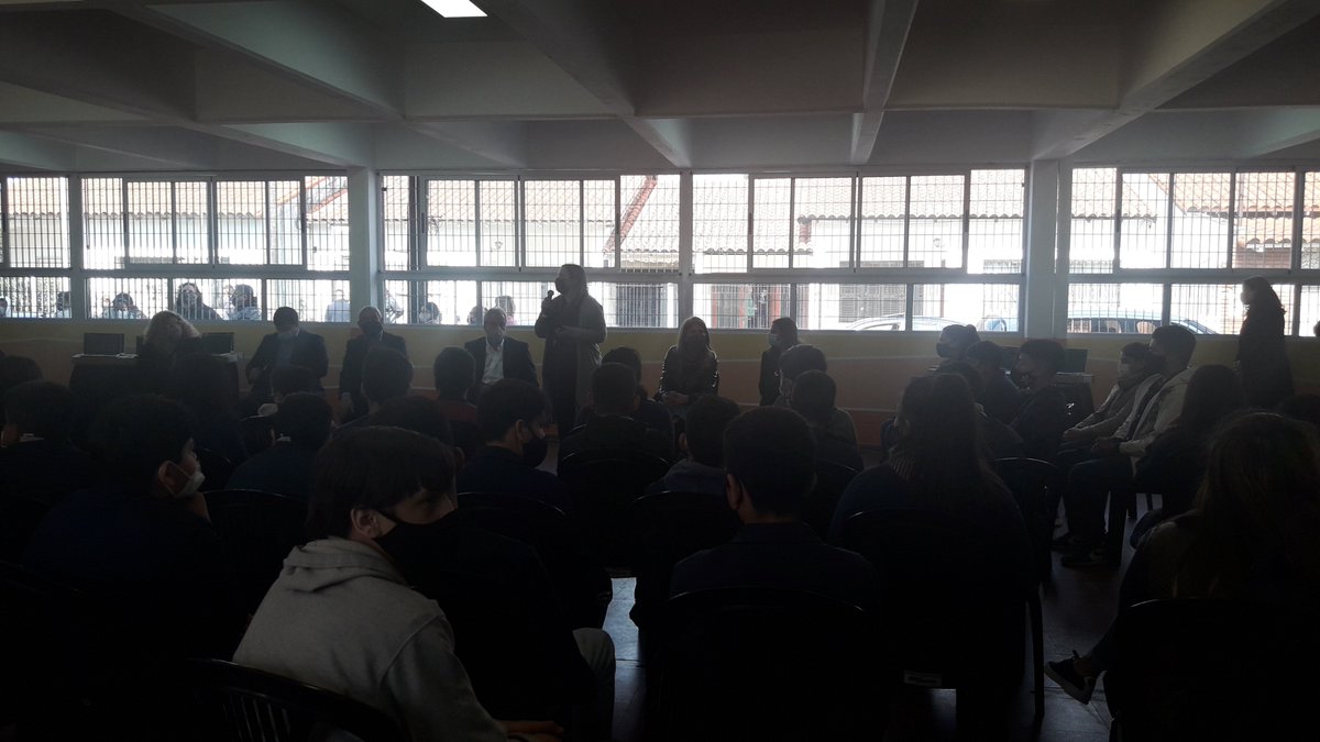 DTE_BA's tweet photo. En la EEST 3 de #Avellaneda, los ministros @jaimeperczyk y @jorgeferraresi, la Subsecretaria de @BAeducacion @ClaudiaBracchi1 y el intendente @AleChornobroff entregaron netbooks para estudiantes de 1° año. La @DTE_Region2 trabajó y acompañó estas acciones en las escuelas💻 https://t.co/ncPfs3PM2F