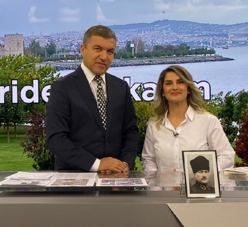 Uğur Mumcu "Bu memlekette banka soyarken kar maskesi, ülke soyarken Atatürk maskesi taktılar" demişti. 

Acaba Başak Demirtaş'ın Atatürk portresi arkasına sığındığı şu fotoğrafını görseydi ne söylerdi?