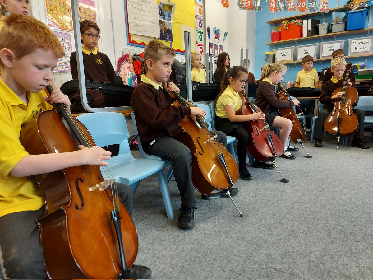 EastfieldPSHull's tweet photo. #4KC learned how to play D and E on the violin and cello today! We listened carefully to each other, played in unison and showed a good sense of rhythm! #epsmusic #epscharacter https://t.co/w80ICY7Gd2