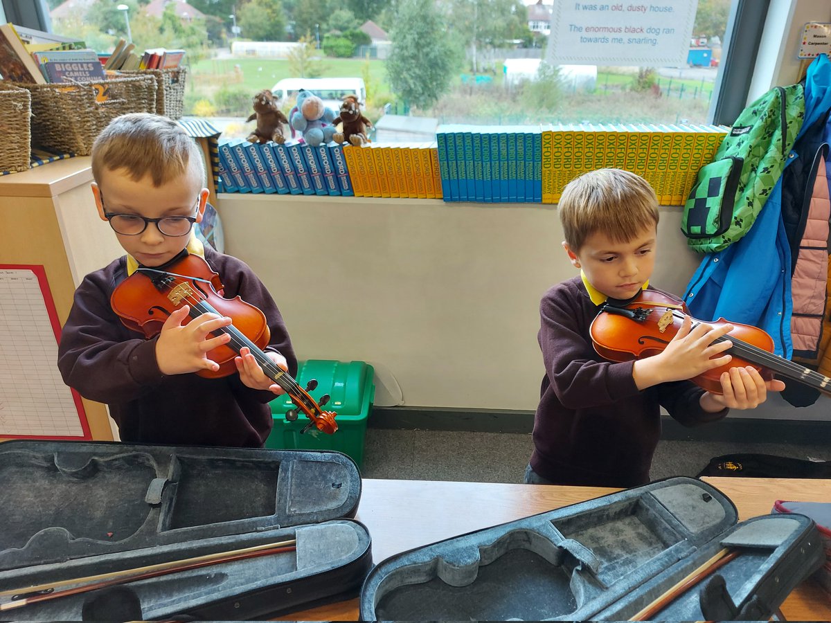 EastfieldPSHull's tweet photo. #4KC learned how to play D and E on the violin and cello today! We listened carefully to each other, played in unison and showed a good sense of rhythm! #epsmusic #epscharacter https://t.co/w80ICY7Gd2
