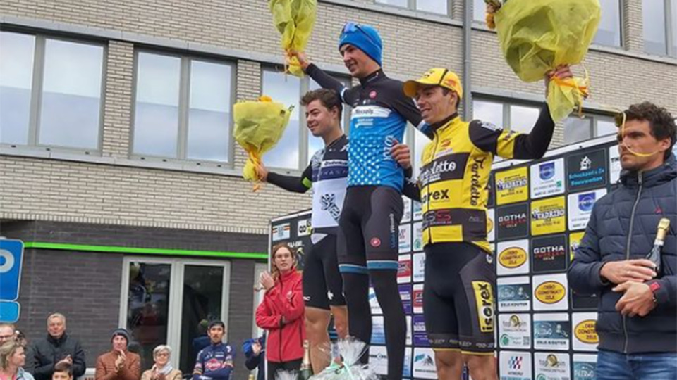 Sporza ๐ด (@sporza_koers) on Twitter photo Nederlander <a href="/dejongtimo/">Timodejong</a> wint laatste koers van Belgische wielerseizoen
sporza.be/nl/2021/10/06/โฆ Nederlander <a href="/dejongtimo/">Timodejong</a> wint laatste koers van Belgische wielerseizoen
sporza.be/nl/2021/10/06/โฆ