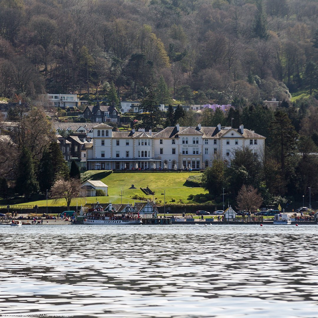 Windermereboats's tweet photo. Bowness Bay: Boats &amp; Belsfield. Brilliant.

@BelsfieldHotel 

#thebelsfieldhotel #bownesspier #brilliantbowness https://t.co/mslwKb3ig1