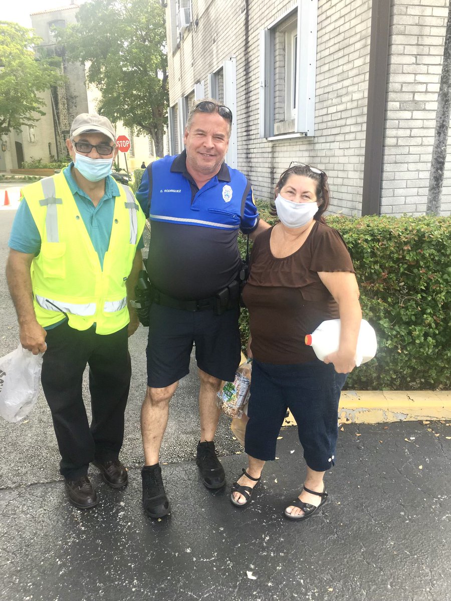 CmdrEllington's tweet photo. It’s so much better to give than to receive. Thanks @CPSSweet for providing food for our residents. #TeamBrickell @MiamiPD @MoralesMiamiPD @EGonzalezMPD https://t.co/WGcmfvakgI