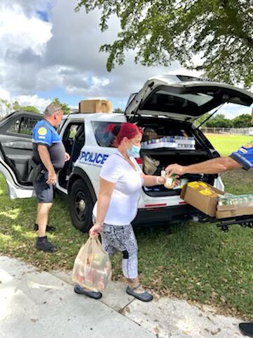 CmdrEllington's tweet photo. It’s so much better to give than to receive. Thanks @CPSSweet for providing food for our residents. #TeamBrickell @MiamiPD @MoralesMiamiPD @EGonzalezMPD https://t.co/WGcmfvakgI