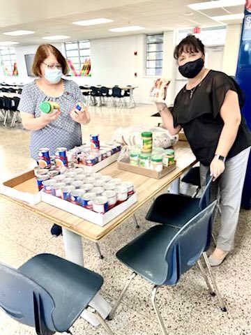 CmdrEllington's tweet photo. It’s so much better to give than to receive. Thanks @CPSSweet for providing food for our residents. #TeamBrickell @MiamiPD @MoralesMiamiPD @EGonzalezMPD https://t.co/WGcmfvakgI