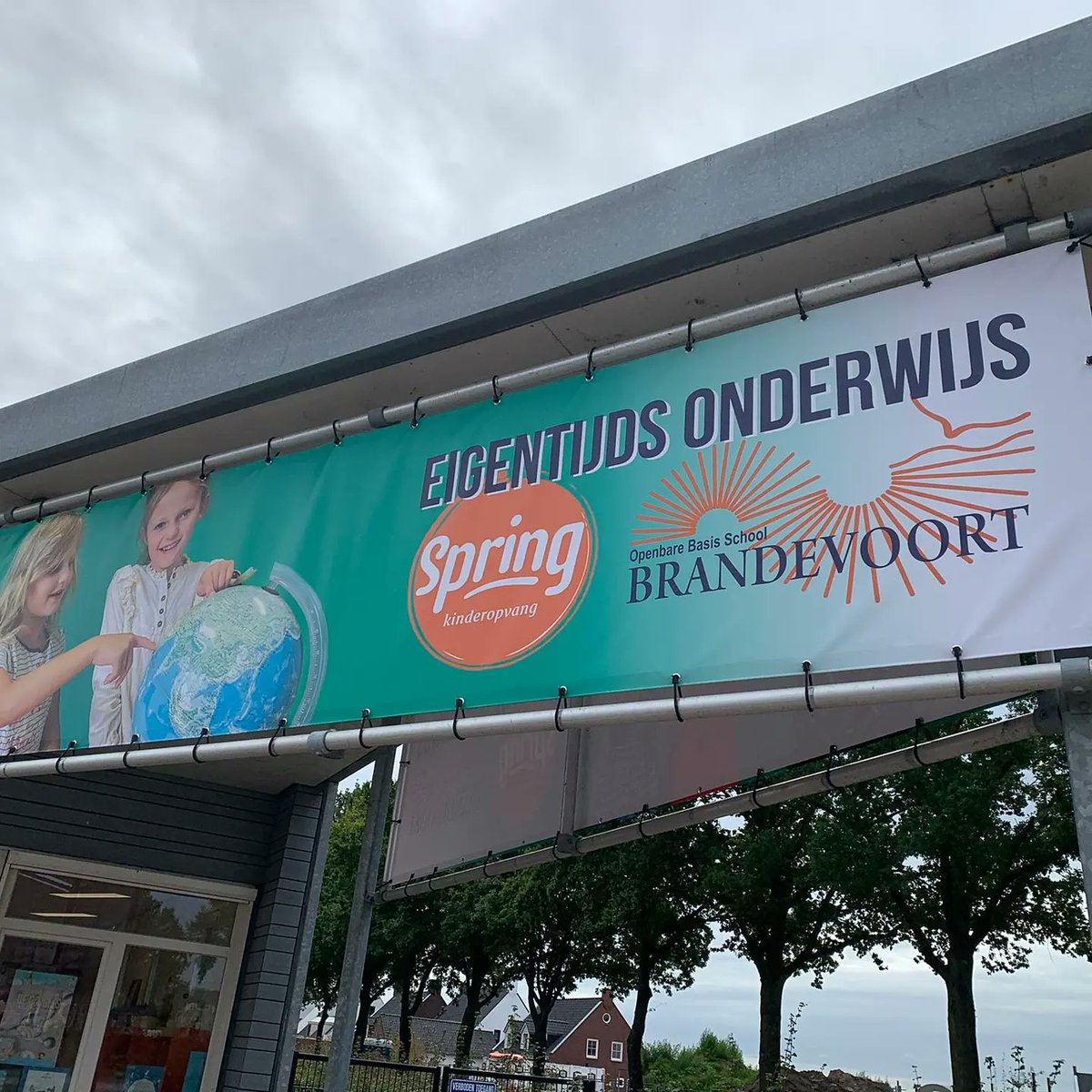 OBSBrandevoort's tweet photo. Wat staan ze er mooi op! De nieuwe doeken zijn af. Super mooi geworden. Met veel dank aan Koen en Djaydee van #textvast voor de prachtige foto's!
#brandevoort
#locatiedeHoeves
#brainportschool https://t.co/shi6jgzfIr