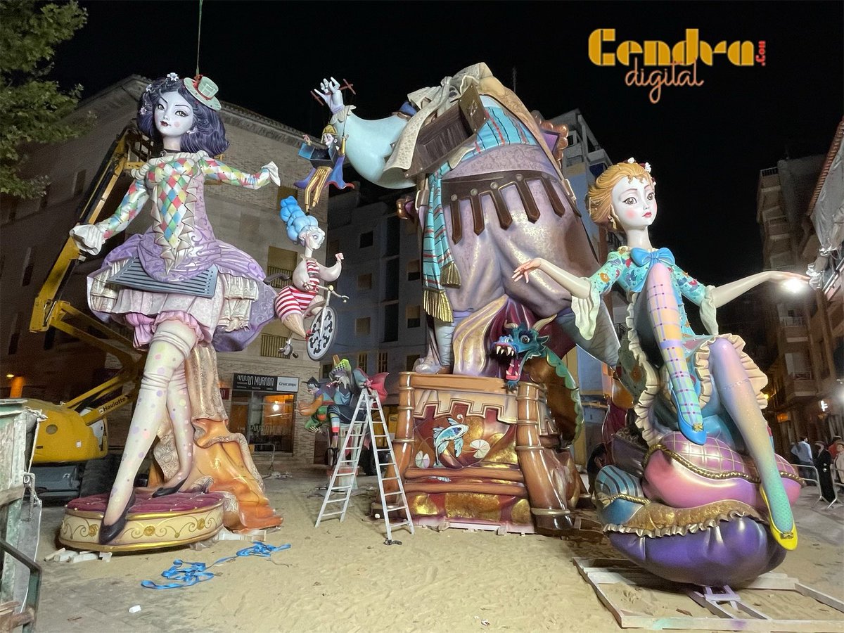 CendraDigital's tweet photo. Rafa Ibáñez finaliza la plantà por el día de hoy en la Falla El Mercat de Alzira #fallas #falles https://t.co/tH0jU63g5D