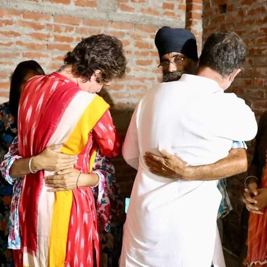 Saluchannapetta's tweet photo. ജനാധിപത്യത്തിന്റെ ആലിംഗനം!
#HugofDemocracy https://t.co/3uHfoUbf6O