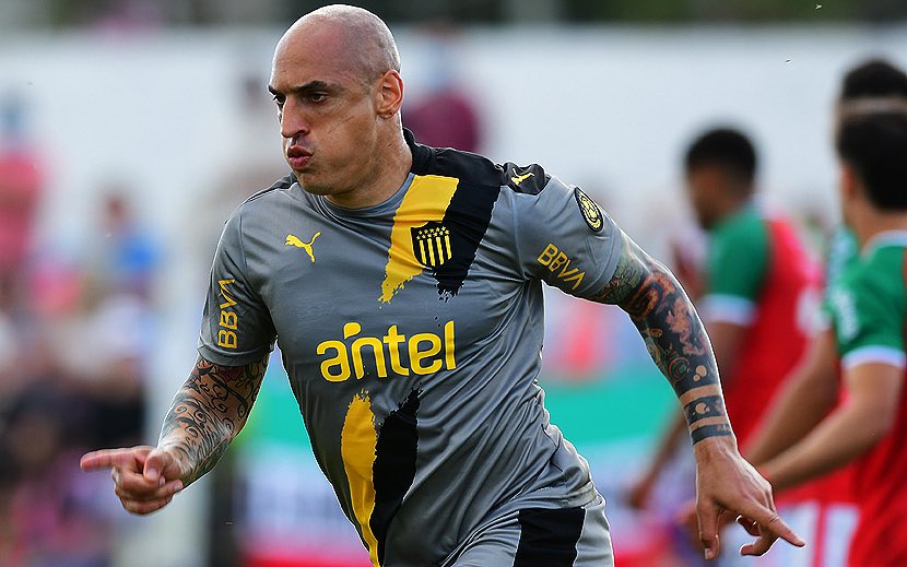 RodriLavorerio's tweet photo. “Creo que va a ser difícil que Nahuelpan vuelva a primera división. Los caminos son: ponerle un preparador físico y darle un lugar para entrenar, que vuelva a primera, o que rescinda el contrato”. Fernando Errico, dirigente de Peñarol en @HDF1010AM.

📸 @tenfieldoficial https://t.co/cW3SU1DcNY