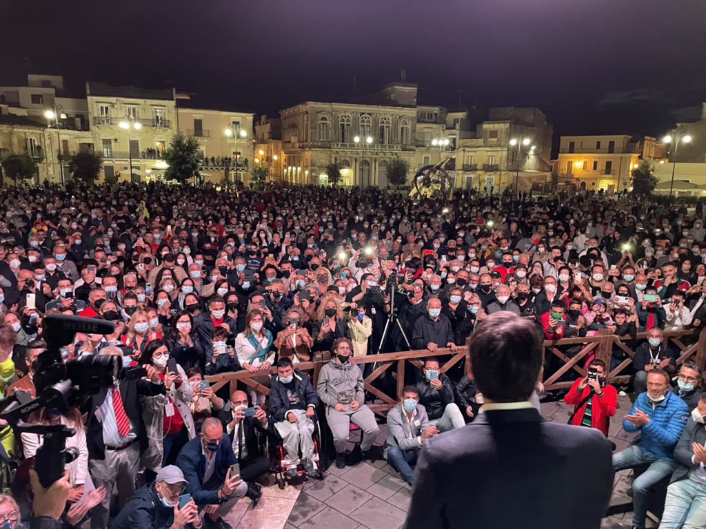 GiuseppeConteIT's tweet photo. Nonostante il meteo incerto e un po’ di pioggia, davvero una splendida accoglienza in #Sicilia. Grazie Adrano, Ramacca, Grammichele! 

Ci vediamo fra poco a Caltagirone in Piazza Umberto I https://t.co/fL6ABXqQSS