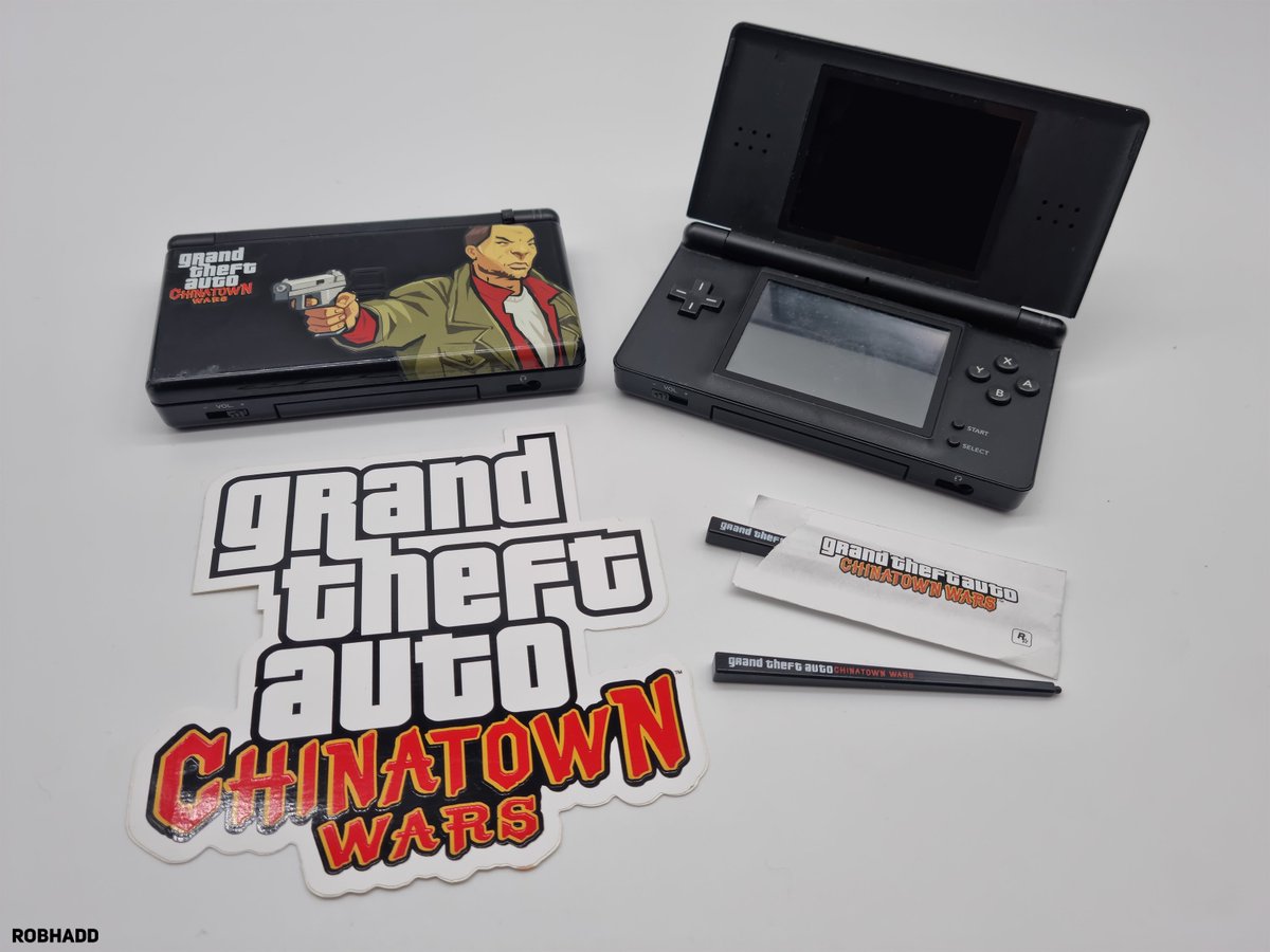 RobCGH's tweet photo. GTA Chinatown Wars Custom DS's 

Out of these two designs only 15 were made of each. These were given away to a select few people for the launch party in the Nintendo World store to celebrate the release in 2009. 

#RockstarGames #ChinatownWars #GTACTW https://t.co/IWx0aqUJfW