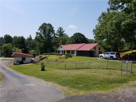 dagmarsands's tweet photo. 5419 Hwy 129 North. Residential property for sale in Cleveland, GA at $275,000. The property is right off the highway with a double-sided driveway. This is a 3 bedroom, 2 bathroom home with hardwood floors, and a workshop building adjacent. https://t.co/YoCBoYfikL https://t.co/EHsQf4hqZB