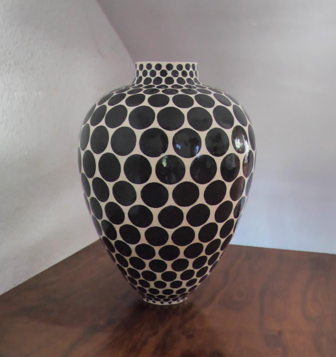 studioslipware's tweet photo. This is the big one out of the kiln. 34.5 cm. I really want to keep this, however it will go to @messumsthebarn.
#slipware
#spots
#ceramicart
#kittyshepherd https://t.co/7RkBntbR2J