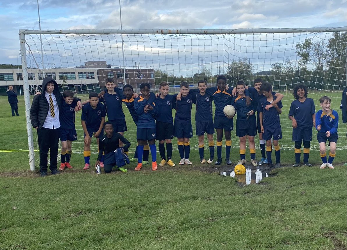 stteilos_PE's tweet photo. Thank you to our friends at @Fitzalan_PE for a very entertaining @stteilos_Middle Y9 football match. Special shout out to both goalkeepers who performed some UNBELIEVABLE saves 🥅#teamteilos https://t.co/JW5FblcoYo