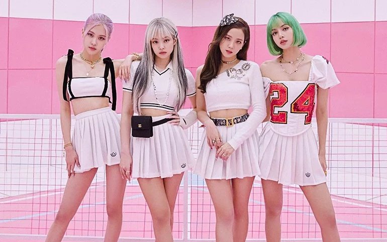 UpdateKGirls's tweet photo. Sem lançar nada em grupo, BLACKPINK já soma 1,6 BILHÕES de streams somente nesse ano. Elas são o grupo feminino com mais streams na plataforma em 2021. https://t.co/2EJFrdfv8R