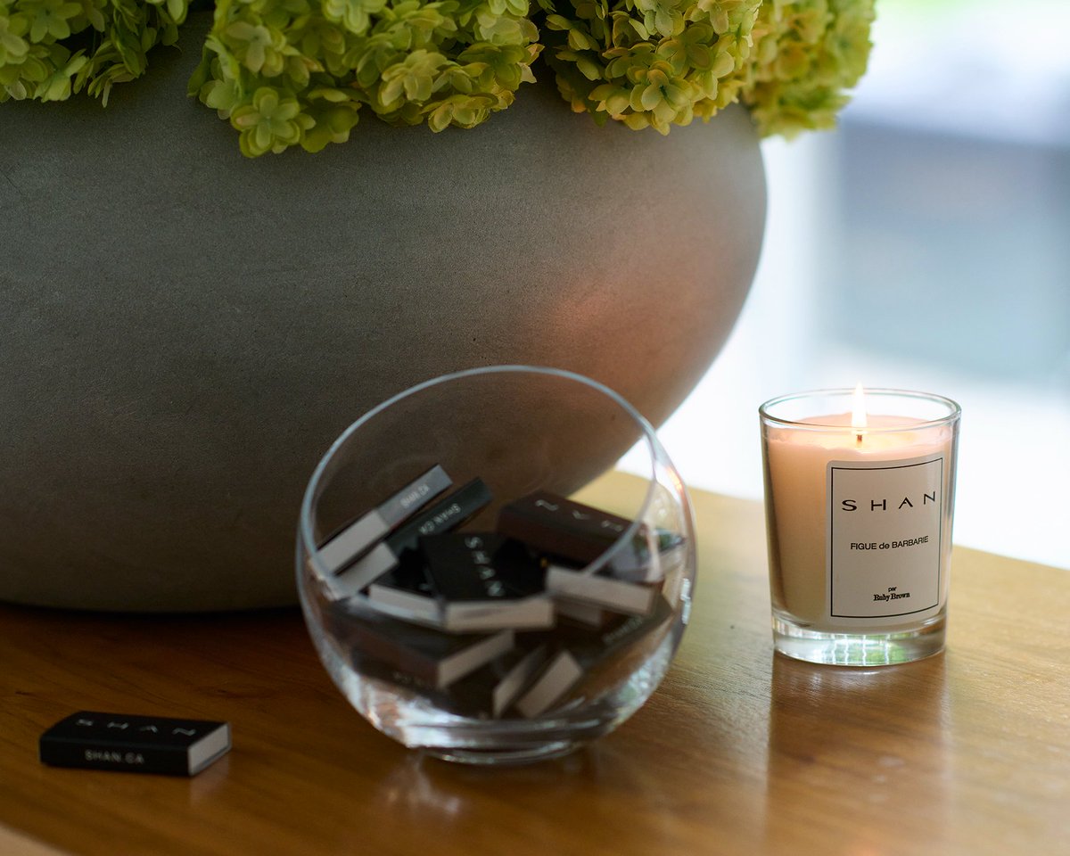 brownruby's tweet image. #RUBYBROWN met son savoir-faire au service de la marque canadienne #SHAN. 

Découvrez le nouveau parfum signature de SHAN, à travers une bougie aux notes de figues fraîches, à la fois fruitées et vertes. 🍃🕯🌵

POUR : @ShanSwimwear 
PAR : @brownruby