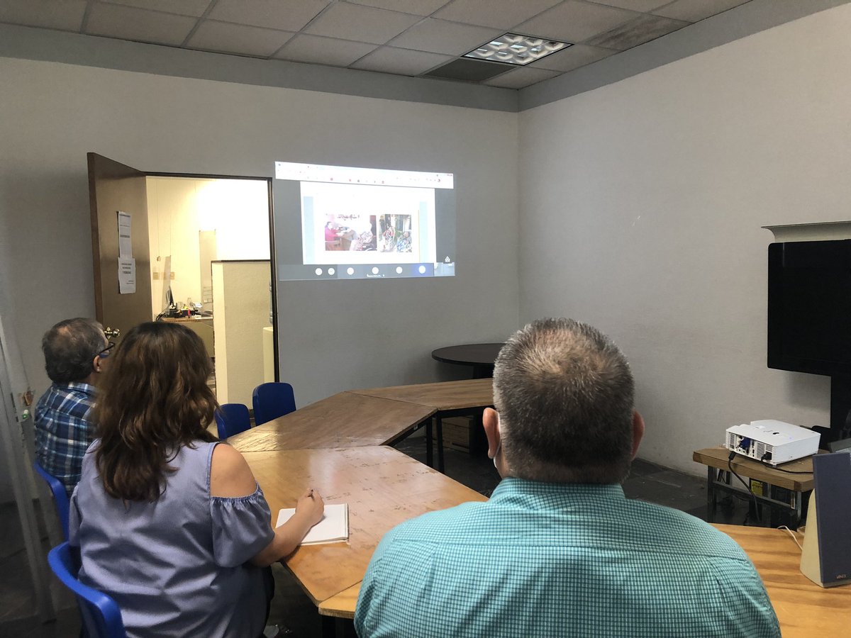 Md11Vale's tweet photo. Platica de sensibilización sobre los “Servicios de la PRODEAMA, Derechos de las personas adultas mayores y obligaciones de la familia” . 👵🏻🤍👴🏼 
Impartida por la LTS @GiselleUzeta dirigida a derechohabientes del ISSSTE, Sonora.  #INCLUISSSTE #DerechosHumanos https://t.co/zTFm3byGbJ
