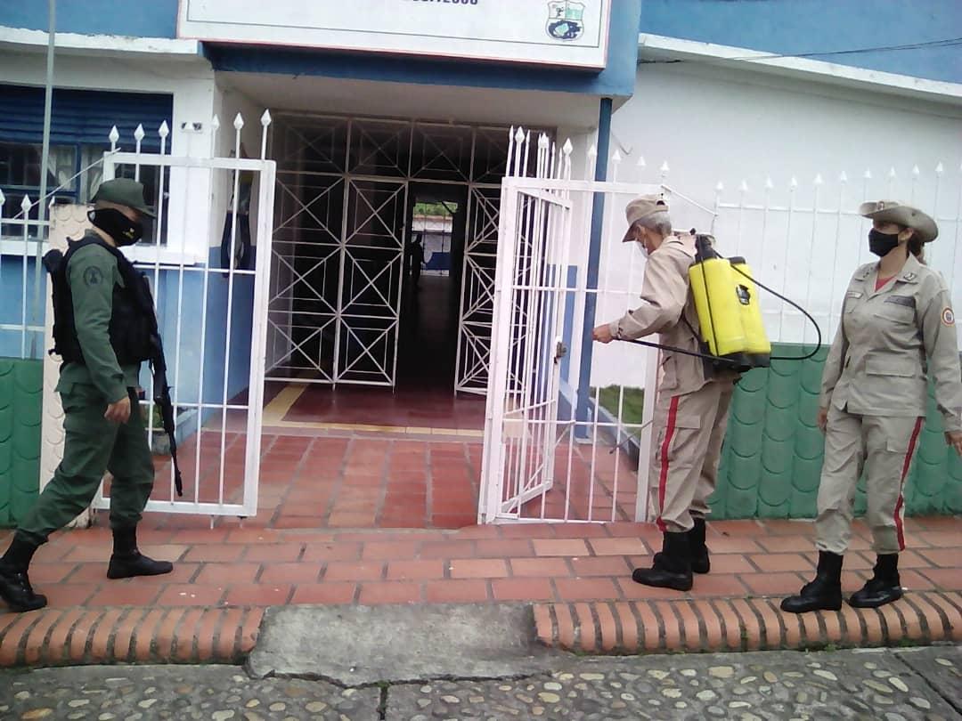 PsuvOrgTa24's tweet photo. #Hoy #06Oct Unión Civico-Militar jornada de desinfección instituciones educativas #McpioFcodeMiranda @ApdiSjb @ZonaEducTachira @AnthonyCartier @Milicia_B1 #OddiFcodeMiranda #EPM_PSUV @PSUVTachira #ProduccionEnMarcha https://t.co/0gQ9y1wEJU