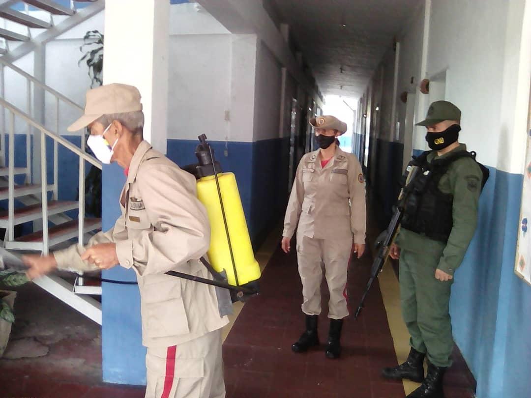 PsuvOrgTa24's tweet photo. #Hoy #06Oct Unión Civico-Militar jornada de desinfección instituciones educativas #McpioFcodeMiranda @ApdiSjb @ZonaEducTachira @AnthonyCartier @Milicia_B1 #OddiFcodeMiranda #EPM_PSUV @PSUVTachira #ProduccionEnMarcha https://t.co/0gQ9y1wEJU