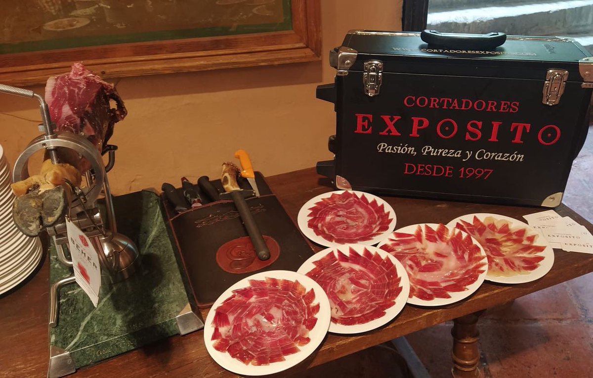 CortadoExposito's tweet photo. 👍🏽 sinónimo de "todo va bien" y es que todo va e irá bien cuando se trabaja con profesionales y con buen producto ‼️ Seguimos 💪🏽⚔️
#jamón #jamon #jamoniberico #jamonjamon #jamónibérico #bodas #bodas2021 #bodasbonitas #cortadordejamon #ham #spanishham #ibericoham @bodegas_campos https://t.co/cHtvx3covD