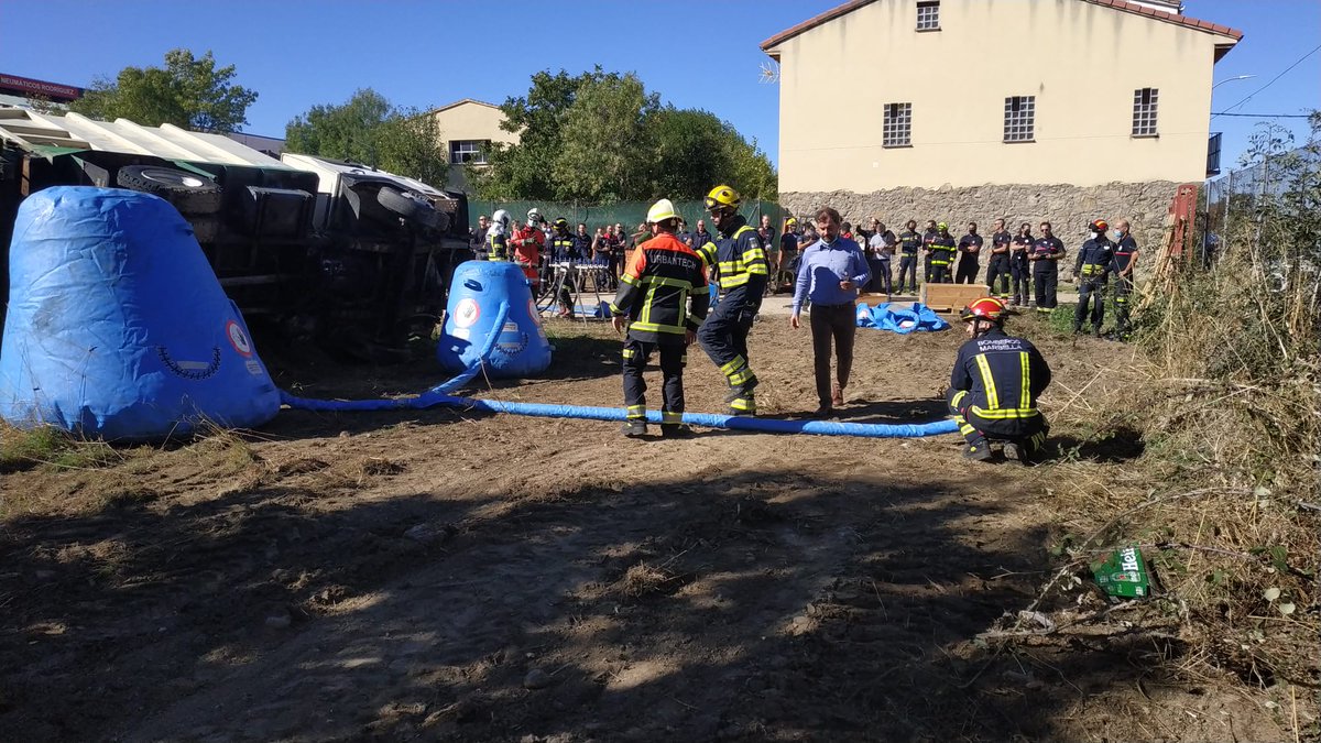 aytobejar's tweet photo. Béjar da la bienvenida a los casi 300 bomberos que asisten a la XX edición de las Jornadas Internacionales Bomberos de Béjar. ¡¡¡¡Bienvenidos!!!! #Bejar #Bomberos #bomberosbejar https://t.co/6gDjnwrFqm