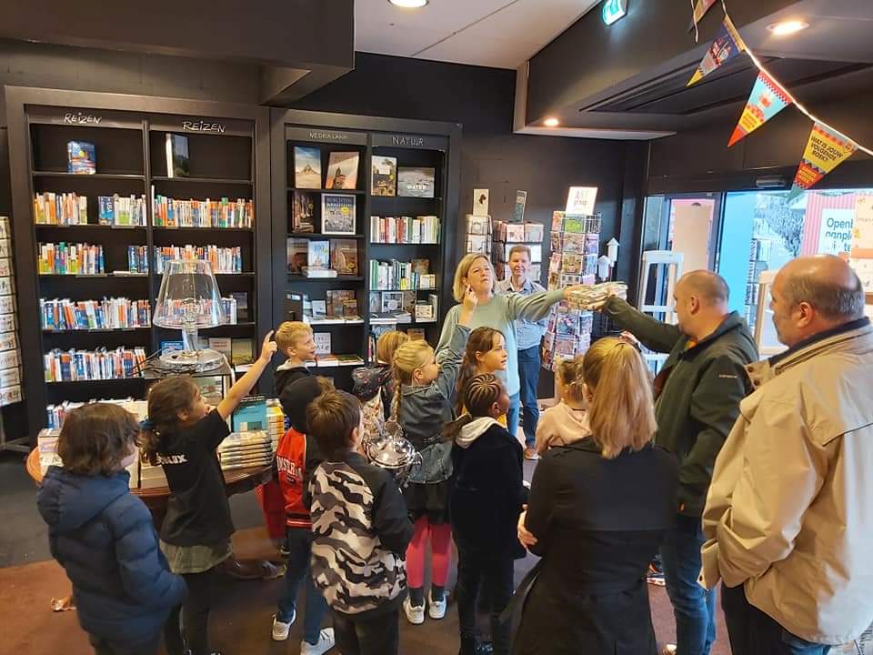 Vandaag de 🏆 opgehaald bij <a href="/Derijksboeken/">Derijks</a>!  Trotse kinderen en meesters 🎊🎉🥳
@SAAMscholen @BibliotheekOss
