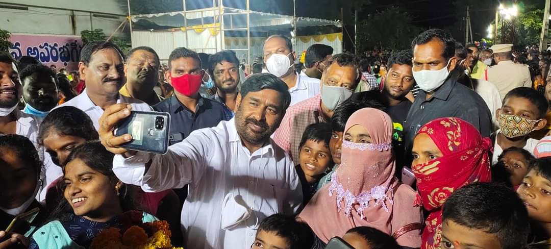 NASEER14N's tweet photo. #EverGreenPic

గంగా జమునా తెహజీబ్ కి ప్రతీక తెలంగాణ

ఎంతమంది బండి సంజయ్ లు ఒచ్చినా తెలంగాణ రాష్ట్ర ప్రజల ఐక్యమత్యం చెడగొట్టడం వాళ్ళ తరం కాదు

జై భారత్ జై తెలంగాణ జై #కేసీఆర్ జై #జగదీష్ #అన్న
@KTRTRS
@jagadishTRS https://t.co/oEiT7dW8cw
