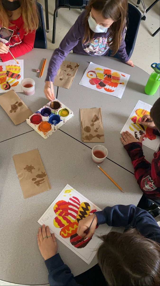 msgray_'s tweet photo. Discussing with grade 2/3 everything that we are thankful for while tying in a little bit of math and art!🍁
#patternleaves #ocsbArts #ocsbGratitude @OCSBelementary @anna_frangione @MichaelFitzOCSB https://t.co/u6w4UkDJtY