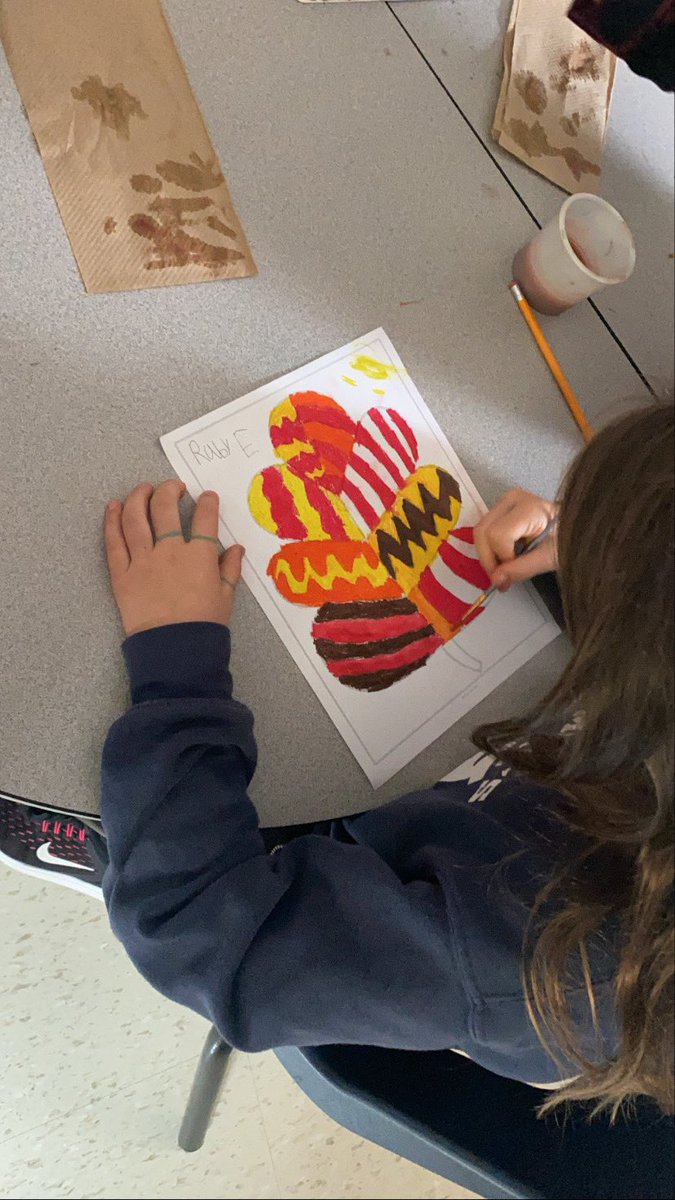 msgray_'s tweet photo. Discussing with grade 2/3 everything that we are thankful for while tying in a little bit of math and art!🍁
#patternleaves #ocsbArts #ocsbGratitude @OCSBelementary @anna_frangione @MichaelFitzOCSB https://t.co/u6w4UkDJtY