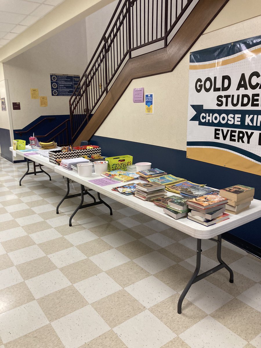 GoldPrincipal5's tweet photo. Gold Academy Lead Teacher, Rose Tomishima, set up a parent resource table during conferences! Students were able to choose a book and needed supplies! The parents were provided a list of strategies that could be used at home to help support academics! 
@StrubeSusan 
@DELC_Gold https://t.co/DTgmrPR5PO