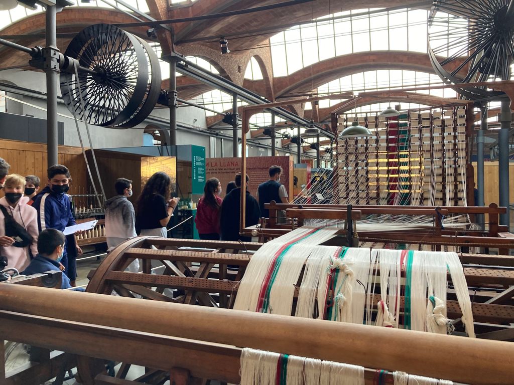 SalesiansSbd's tweet photo. A #2ESO hem anat a visitar el Vapor Aymerich, Amat i Jover a Terrassa per comprendre millor la fabricació de teixits durant la revolució industrial. Preparant-nos per les nostres pròpies col·leccions.

#ArtextilInnovation 
#TreballxProjectes #STEM
#àmbits https://t.co/ffe5YHqM65