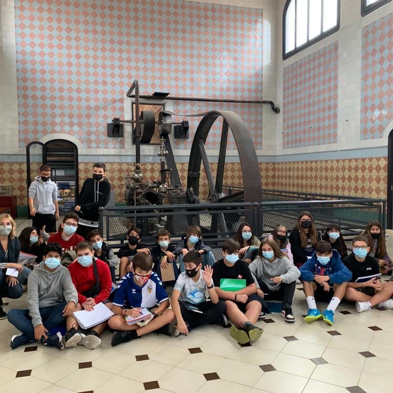 SalesiansSbd's tweet photo. A #2ESO hem anat a visitar el Vapor Aymerich, Amat i Jover a Terrassa per comprendre millor la fabricació de teixits durant la revolució industrial. Preparant-nos per les nostres pròpies col·leccions.

#ArtextilInnovation 
#TreballxProjectes #STEM
#àmbits https://t.co/ffe5YHqM65