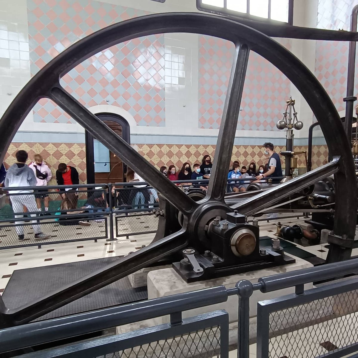 SalesiansSbd's tweet photo. A #2ESO hem anat a visitar el Vapor Aymerich, Amat i Jover a Terrassa per comprendre millor la fabricació de teixits durant la revolució industrial. Preparant-nos per les nostres pròpies col·leccions.

#ArtextilInnovation 
#TreballxProjectes #STEM
#àmbits https://t.co/ffe5YHqM65