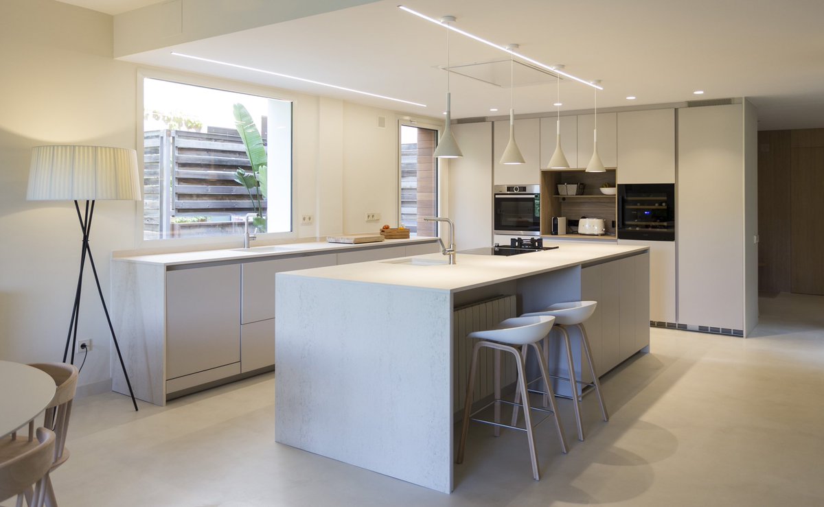 Una cocina con isla, barra y un espacio pensado para el pequeño electrodoméstico. Proyecto realizado para @dom_arquitectura Fotos <a href="/DomArquitectura/">Dom Arquitectura</a>  Mira todo el proyecto 👉🏻 bit.ly/3iDHlt0  #cocinasSantosbyTraç