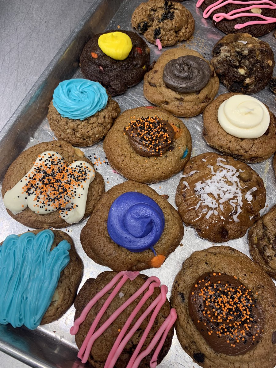 It’s definitely spooky season at Baked! 👻 Check out the orphan case for some Halloween themed orphan cookies throughout the month of October🎃