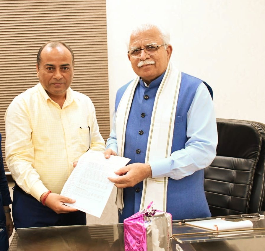 ParveenGoel_7's tweet photo. We would like to express our warm vote of thanks and utmost gratitude to d hon'ble @cmohry
Sh @mlkhattar ji for sparing precious time &amp; meeting with the delegation of @TeamDMDA for our requirements to bring a world-class #MarbleFacilitationCluster at site HSIIDC adjoining KMP Exp https://t.co/xSXUJptERl