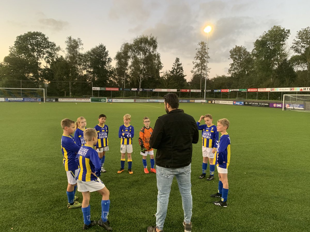 BeQuickDokkum's tweet photo. ONTWIKKELEN EN OPLEIDEN ⚽️💪🏻 |
Vanavond een prachtige groep jeugdtrainers van Be Quick Dokkum 🔵🟡 binnen en buiten samen aan de slag en het leren ⚽️👌🏻
#opleidingsclub
#welkomstprogramma #aftrapmodule
@KNVBNoord @DouwedeVal https://t.co/ArqTxDqYhx
