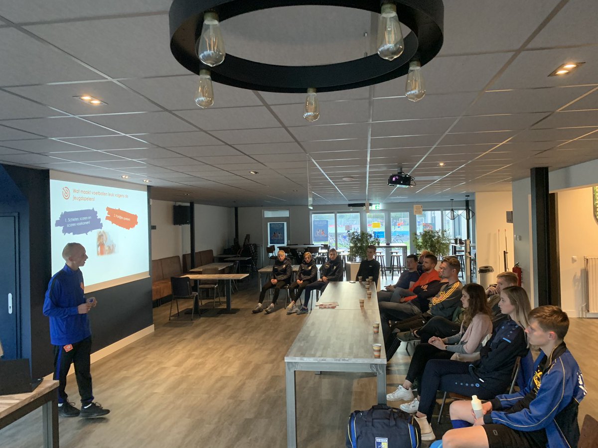BeQuickDokkum's tweet photo. ONTWIKKELEN EN OPLEIDEN ⚽️💪🏻 |
Vanavond een prachtige groep jeugdtrainers van Be Quick Dokkum 🔵🟡 binnen en buiten samen aan de slag en het leren ⚽️👌🏻
#opleidingsclub
#welkomstprogramma #aftrapmodule
@KNVBNoord @DouwedeVal https://t.co/ArqTxDqYhx