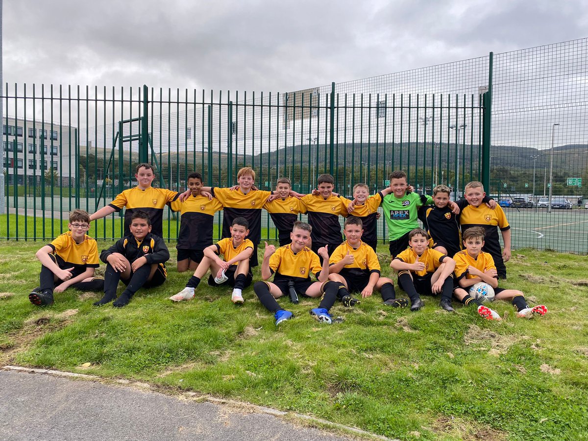ACS_Sport's tweet photo. Lots going on tonight @aberdareschool 

2 🏴󠁧󠁢󠁷󠁬󠁳󠁿🏆⚽️ fixtures v our neighbours and ffrindiau @agrhydywaun and Yr 8 🏐 training. 

Lots of active, happy and healthy bodies enjoying sport with their mates. 

#HeadHeartHandsHealth https://t.co/SnEwwEowX7
