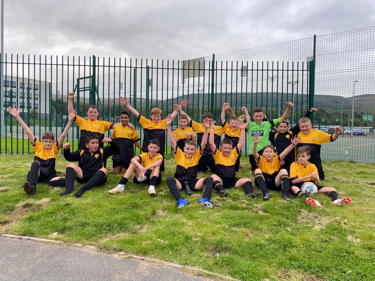 ACS_Sport's tweet photo. Lots going on tonight @aberdareschool 

2 🏴󠁧󠁢󠁷󠁬󠁳󠁿🏆⚽️ fixtures v our neighbours and ffrindiau @agrhydywaun and Yr 8 🏐 training. 

Lots of active, happy and healthy bodies enjoying sport with their mates. 

#HeadHeartHandsHealth https://t.co/SnEwwEowX7