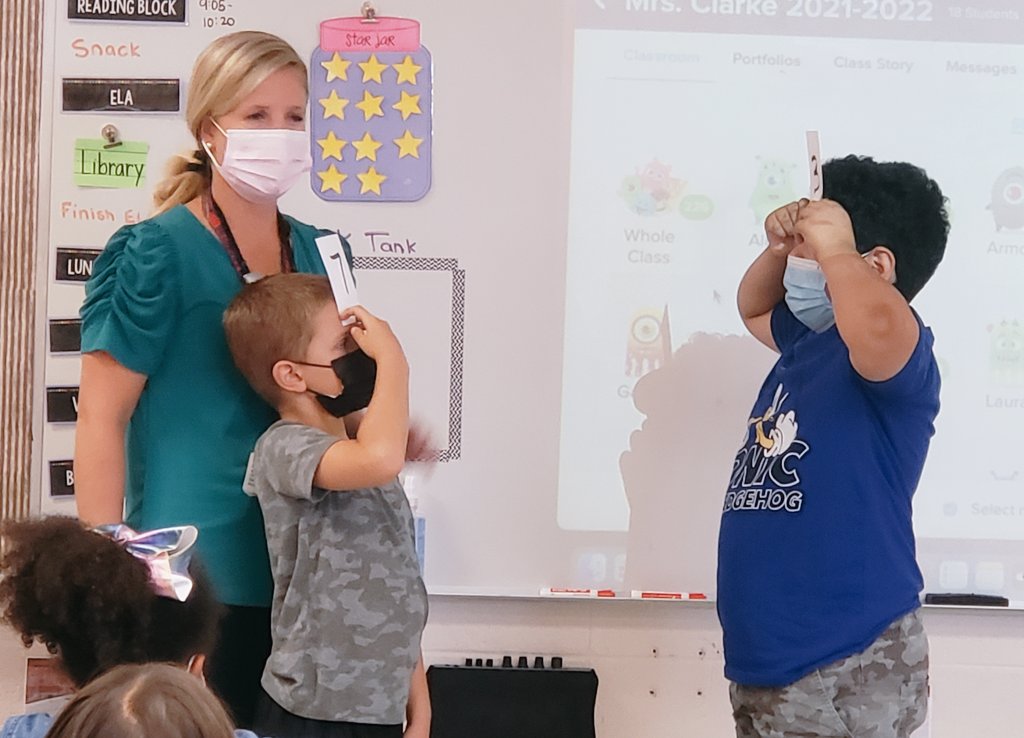 Mrs_Moylan_Math's tweet image. Mrs. Mitman has a fun game for practicing tens facts.  Ss determine their number based on their opponent's number. #bravesspotlight #maketen