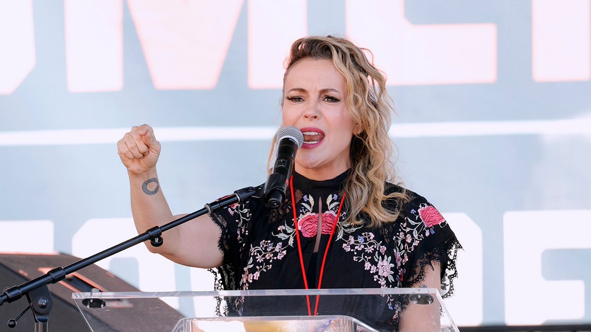 wmnsmarchla's tweet photo. "I can't believe how a handful of men are successfully taking 50 years of rights away from women and how our Supreme Court, packed with abusers, is just gonna sit by and let it all happen,"
Thank you @Alyssa_Milano
https://t.co/zbRvutwqAI
#MarchForReproductiveRights https://t.co/r3njjDdEik