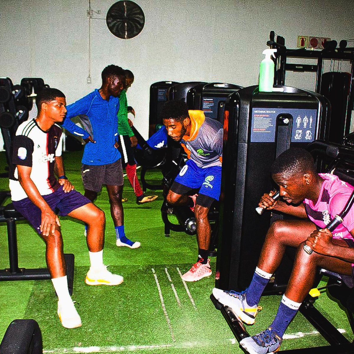 ClassicFC_031's tweet photo. Today was fitness day! We had the team undergo endurance and fitness training as well as some high speed 5 v 5s to keep them in shape! 🏃‍♂️💚

_______________________________

#abcmotsepeleague #durban #durbansoccer #football #igsoccer #soccer https://t.co/zmEZENYlRV