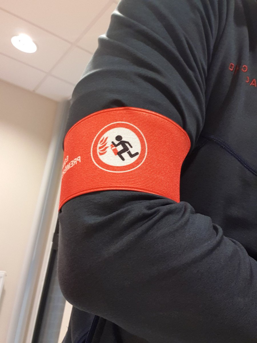 deuxbeck's tweet photo. Pour le brassard de premier intervenant incendie, j'aurais quand même choisi un design un peu different, je crois. La couleur? L'angle dans les genoux du bonhomme? Je sais pas, y a qqch qui me chipote... 🤔 https://t.co/zEdC6opGpW