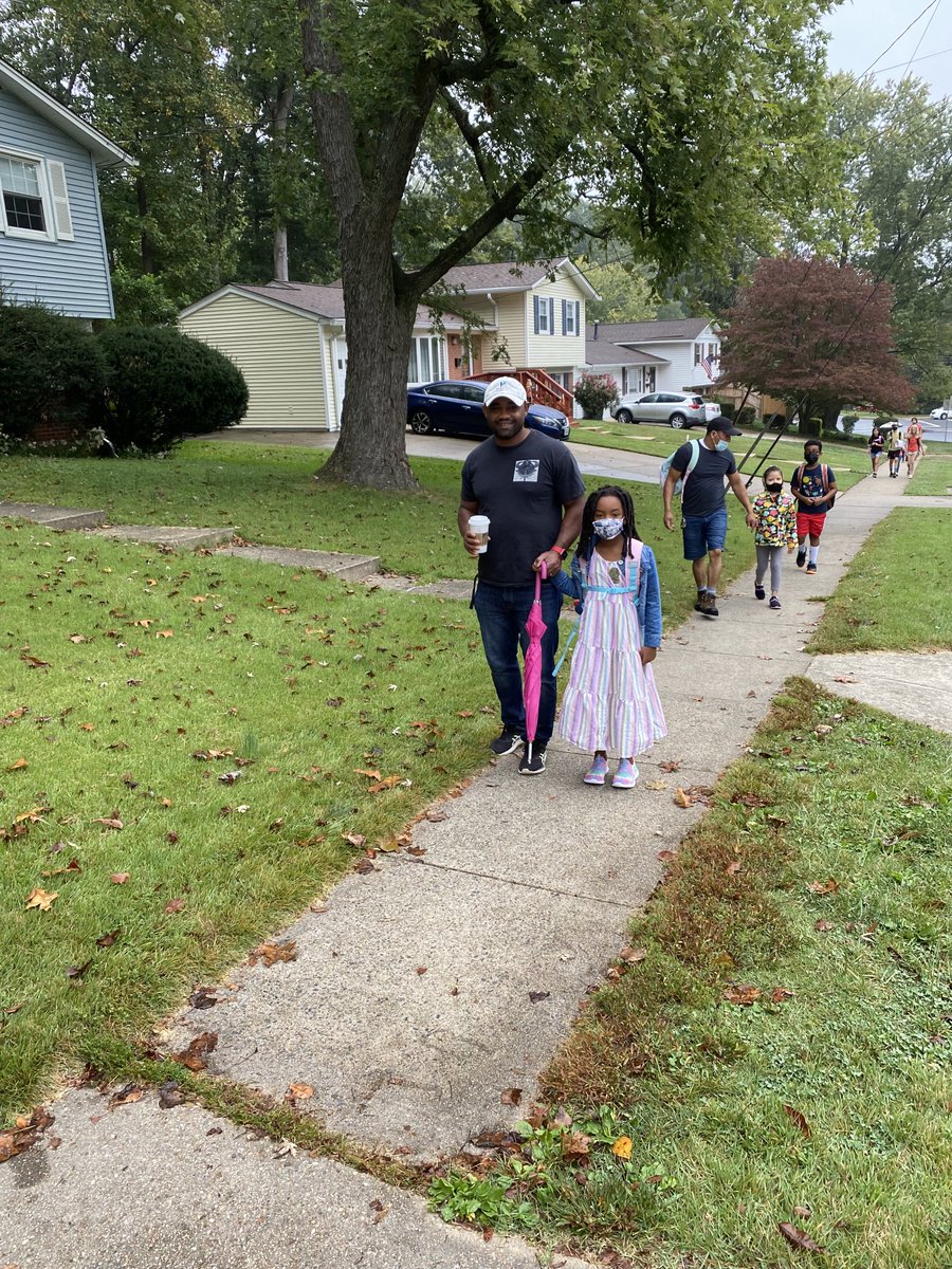 linda_peace1's tweet photo. Walk to School Day #HealthyHabits #KMES https://t.co/bYtHoTDUxE